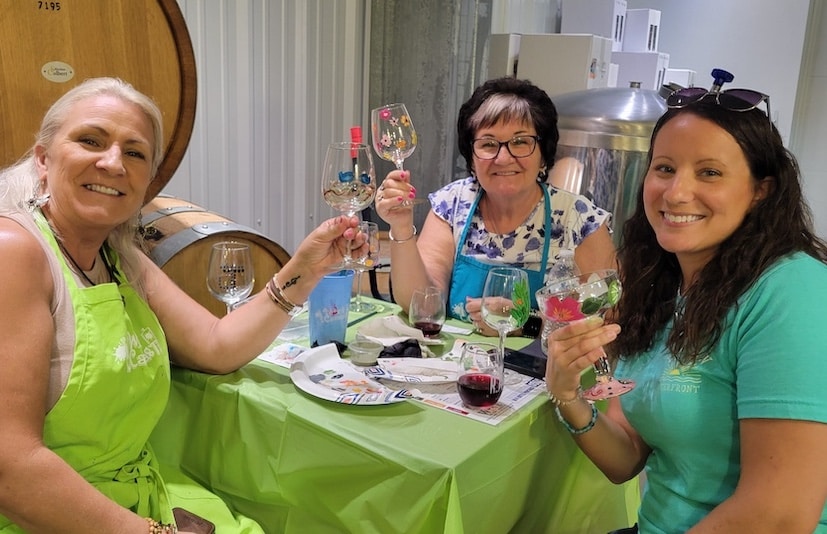 Estero Holiday Wine Glass Paint and Pour