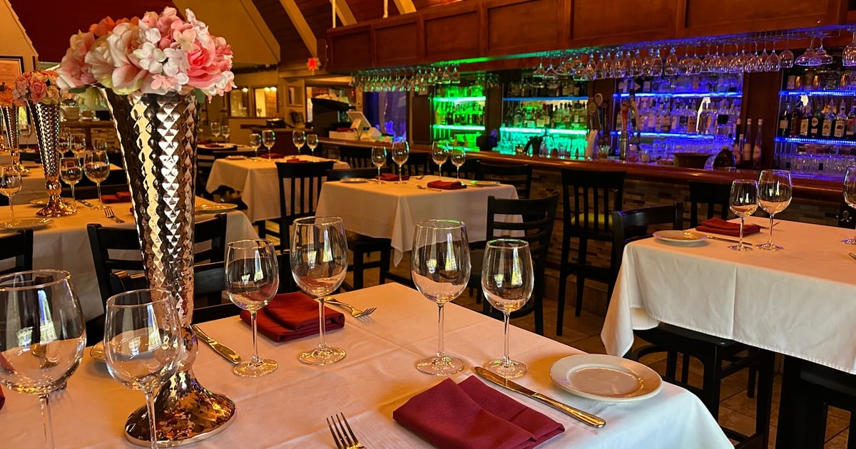 DeLukas Restaurant and Bar Clearwater Painting Partner